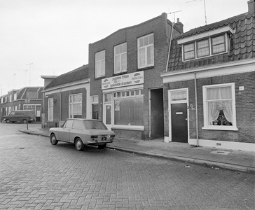 855648 Gezicht op de voorgevels van de panden Lamstraat 1 (snackbar)-2 (rechts) te Utrecht; rechts op de achtergrond de ...